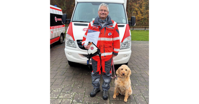 Ulrich Sabisch und Goldendoodle-Hündin Lucy dürfen zwei weitere Jahre mit der Rettungshundestaffel zu Einsätzen auszurücken. | Foto: Valeria Dresel