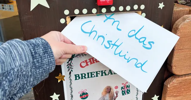 Der Briefkasten befindet sich vor der Gemeindebücherei auf dem Rathausplatz. Den Schlüssel hat das Eckentaler Christkind, das alle Briefe liest.  | Foto: Privat
