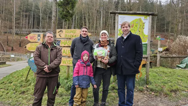 Wildparkleiter Daniel Schäffer und Kreiskämmerer Johannes Kress gratulierten den Besucherinnen Sigrun und Alma. Alma war die 150.000 Besucherin im Wildpark Hundshaupten in diesem Jahr. Landrat Dr. Hermann Ulm überraschte sie mit einem Blumenstrauß (von links nach rechts).

, Landrat Dr. Hermann Ulm | Foto: Privat