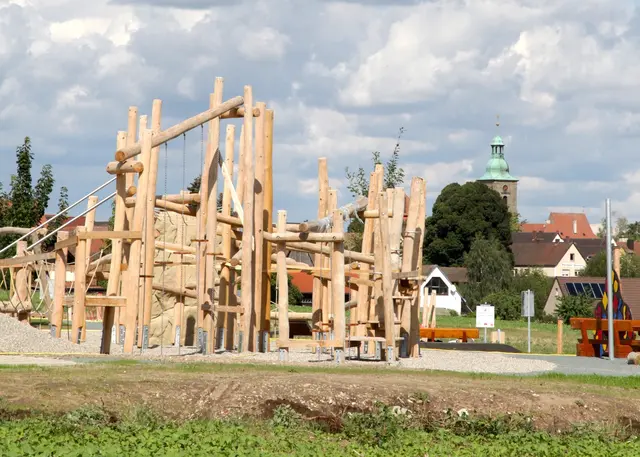 Der Bewegungspark in Kalchreuth ist ein beliebtes Ziel für junge und alte Besucher. Im Sommer freuen sich viele darüber, dass man aus einem vor Ort installierten Automaten jederzeit ein Eis ziehen kann. Der Automat wurde nun bei einem Aufbruch stark beschädigt. | Foto: Georg Heck