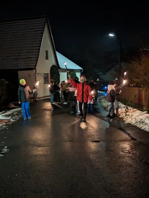 Fackelwanderung am Nikolausabend der "Lettener Dorfgemeinschaft" (vorne, mit Nikolausmütze: Manfred Finkes) | Foto: Dorfgemeinschaft Letten