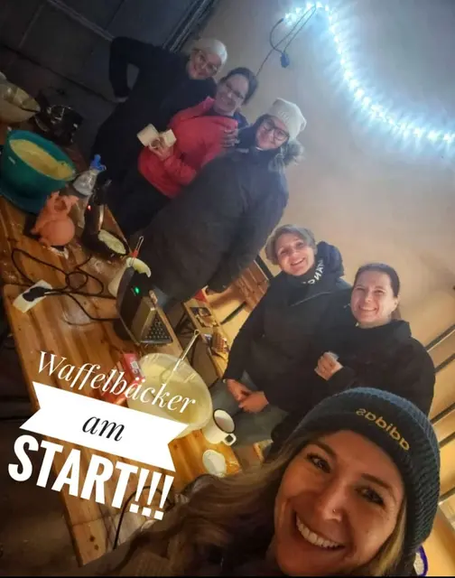 Auch im "Dienst" wurde es nicht langweilig: wie man so hört, gab es sogar einen weihnachtlichen Spezial-Likör nur für die Waffelbäckerinnen... | Foto: Dorfgemeinschaft Letten