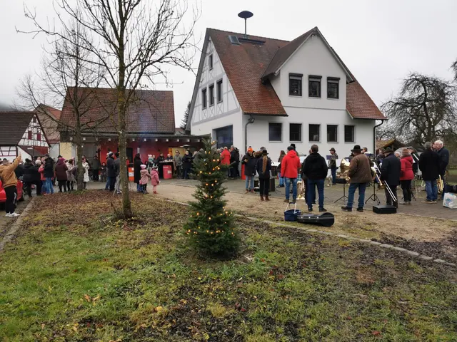 Das Adventssingen in Dachstadt fand am 14.12.2025 zum ersten Mal am Feuerwehrhaus statt.  | Foto: Christiane Behringer