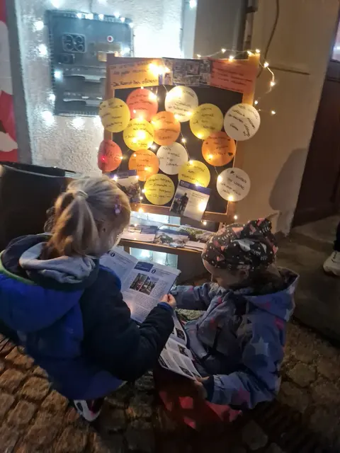 An der Wünschewand" konnte man sich über die Arbeit des ASB-"Wünschewagens Franken/Oberpfalz" informieren | Foto: Dorfgemeinschaft Letten