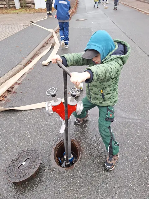 Mit vollem Tatendrang stellten auch die Jüngsten ihr Können beim Öffnen des Hydranten unter Beweis.  | Foto: privat