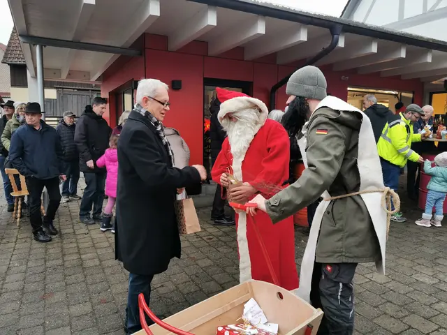 Alwin Mösel bedankt sich bei Nikolaus und Knecht Rupprecht für ihr Kommen. | Foto: Christiane Behringer