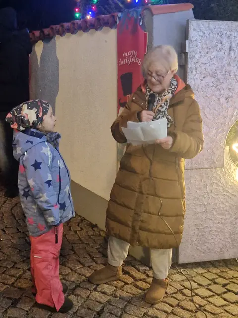 Gabi Oost erklärt, warum ein Weihnachtsmann einen Weihnachtsbauch braucht... | Foto: Dorfgemeinschaft Letten