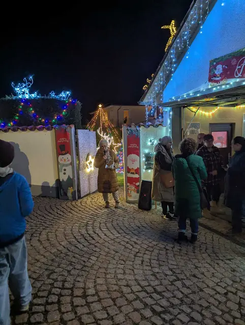 Gabi Oost erklärt, warum ein Weihnachtsmann einen Weihnachtsbauch braucht... | Foto: Dorfgemeinschaft Letten