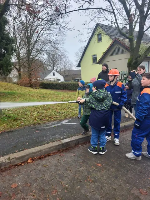 Das Löschen mit dem Strahlrohr war für alle Teilnehmer ein besonderes Highlight.  | Foto: privat