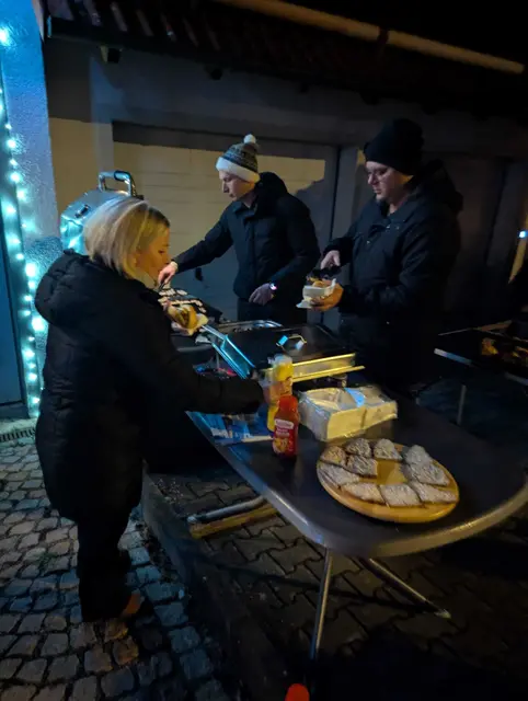 Den ganzen Abend für die anderen im Einsatz: das Grill-Team sorgt für leckere Bratwürste. | Foto: Dorfgemeinschaft Letten