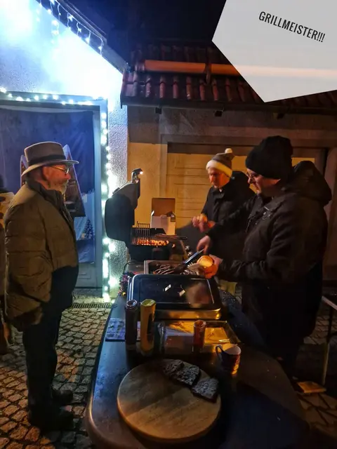 Franz Braun (Rechts) vom "alten" Adventsfenster-Team genießt es, einfach mal nur Gast zu sein. | Foto: Dorfgemeinschaft Letten