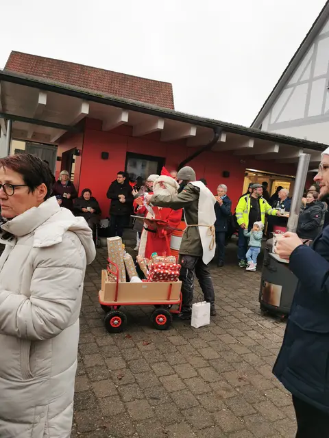 Nikolaus und Knecht Rupprecht mit ihrem Wagen voller Geschenke | Foto: Christiane Behringer