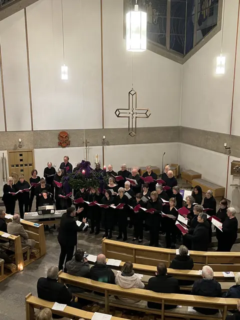 Der Hessdorfer Singkreis (Leitung: Julian Bobe, Klavierbegleitung Verena Stegemann) | Foto: Johannes Hölzel / LRA ERH