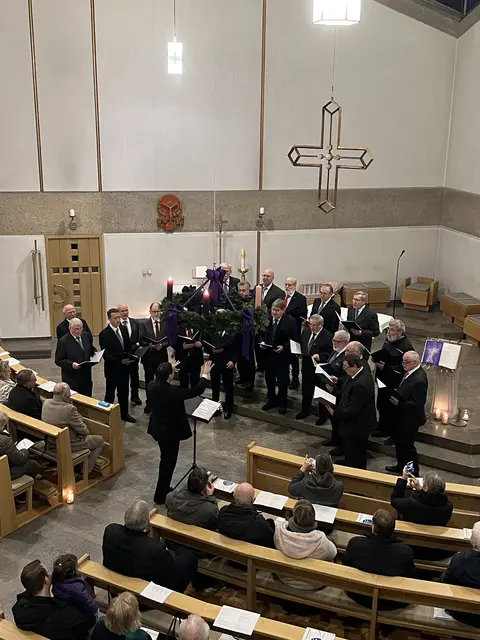 Die Chorgemeinschaft Kriegenbrunn-Falkendorf (Leitung: Christian Methfessel). | Foto: Johannes Hölzel / LRA ERH