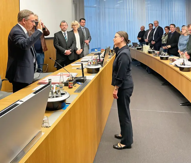Landrat Alexander Tritthart und Dr. Anika Davidson bei der Vereidigung als Kreisrätin. | Foto: Stephanie Mack / LRA ERH