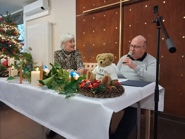 Reinhard Zeiss, Eckentals 2. Bürgermeister, liest "Die Christbaumspitz"  | Foto: Soziale Betreuung, Seniorenzentrum Martha-Maria Eckental-Forth