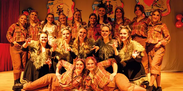 Die Seku-Narren sind bereit für den Auftritt: Die Aktivengarde Show-Tanz von Matthias Brunner. | Foto: Privat