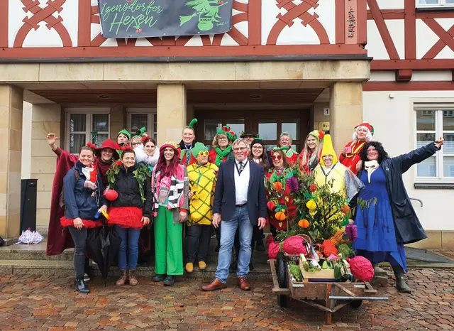 Die Igensdorfer Markthexen machen zum Weiberfasching mächtig Stimmung im Rathaus. | Foto: Privat