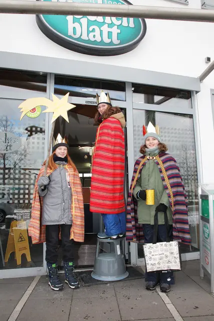 Der Segen „Christus mansionem benedicat” (C+M+B, Christus segne dieses Haus) steht nun auch über der Tür zum wochenblatt-Team im Verlag. Hier kamen die Sternsinger mit bekannten Gesichtern aus den Vorjahren und aus anderen engagierten Tätigkeiten – ganz herzlichen Dank dafür! | Foto: Uwe Rahner