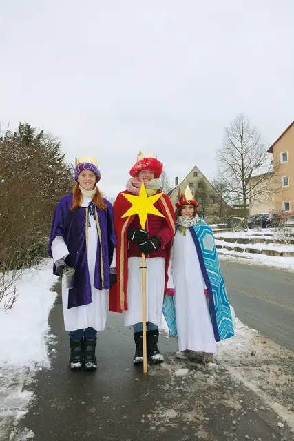 Dieses fleißige Dreikönigs-Trio kam am Samstag in Oberschöllenbach vor die Kamera | Foto: Uwe Rahner