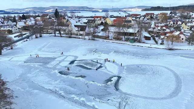 Auf dem Eckenhaider Schneidersweiher trägt das Eis seit ein paar Tagen und lädt zum Schlittschuhfahren ein. | Foto: Kilian Unbehaun