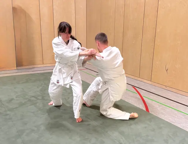 Aikido-Wurftechnik, um sich gegen größere und stärkere Angreifer erfolgreich zu wehren.