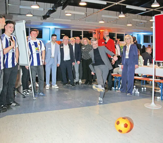 Michael Wiesinger erzählte auf der Bühne vom Umgang mit Druck, Menschen, Erfolg und Misserfolg – und zeigte später sein Können beim Torwandschießen. | Foto: Uwe Rahner