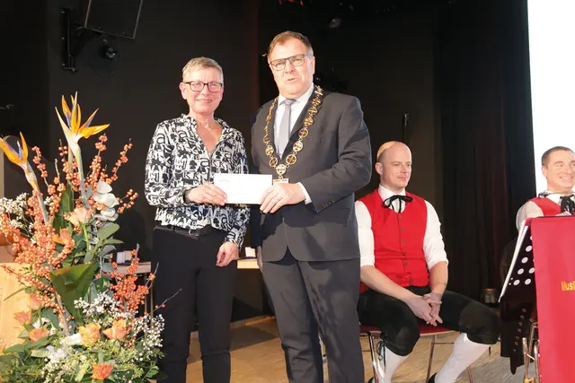 Marion Rossa-Schuster übergab Bürgermeister Edmund Ulm nach abgeschlossenem Verfahren einen symbolischen Förderbescheid. | Foto: Uwe Rahner