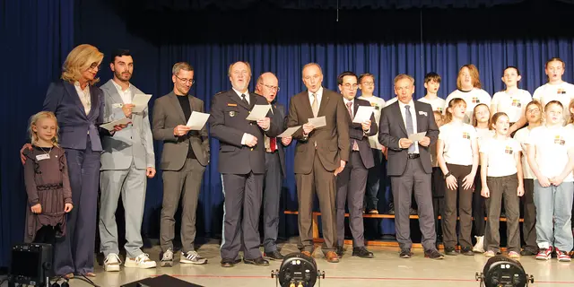 Gemeinsam wurde das Eckental-Lied intoniert  – auf der Bühne von der spontan hinzugerufenen Mathilda sowie von Bürgermeisterin Ilse Dölle, Fußballer Lars Förster, FCN-Profi Michael Wiesinger, Polizeipräsident Adolf Blöchl, 2. Bgm. Reinhard Zeiß, 3. Bgm. Felix Zosel, MdB Konrad Körner, Landrat Alexander Tritthart und Sechstklässlern. | Foto: Uwe Rahner