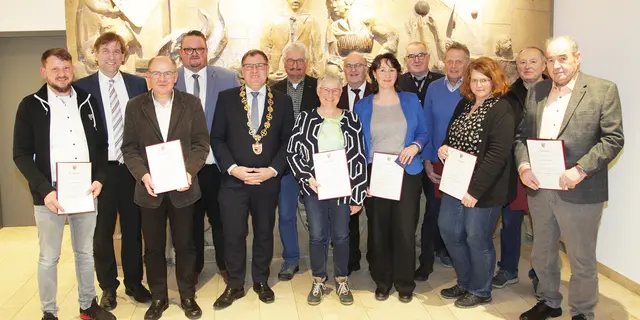 Die geehrten langjährigen Ehrenamtlichen mit Bürgermeister Edmund Ulm und Landrat Dr. Hermann Ulm.  | Foto: Uwe Rahner