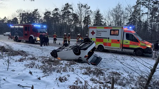 Der weiße Fiat landete neben der B2 auf dem Dach. | Foto: Feuerwehr Heroldsberg