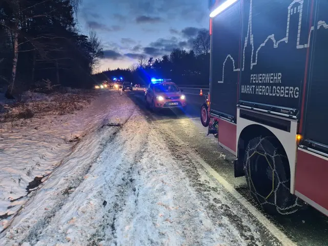 Das Einsatzfahrzeug der Feuerwehr Heroldsberg war vorsichtshalber aufgrund der glatten Fahrbahn mit Schneeketten unterwegs. | Foto: Feuerwehr Heroldsberg