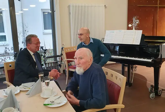 Markus Kalbskopf, Einrichtungsleiter, hinten rechts, mit Alexander Grünfeld, Pianist, links, und Bewohner, vorne  | Foto: Annegret Schildknecht 