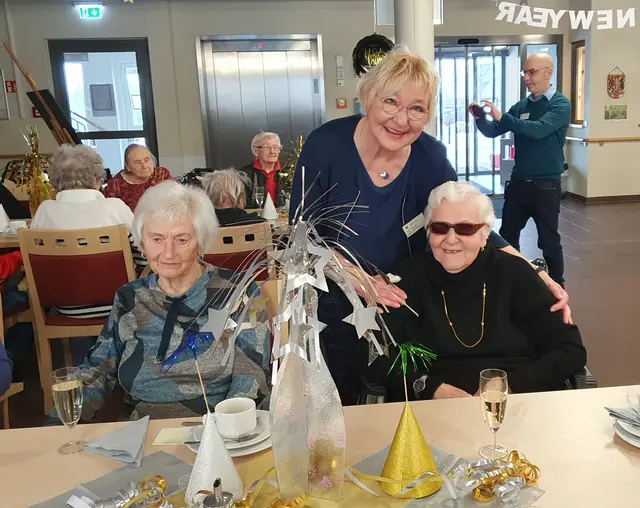 Impressionen Neujahrsempfang: Bewohnerinnen mit Sozialbetreuerin Sabine:  eine liebevolle, fürsorgliche Beziehung zu den Mitmenschen kann Halt geben und die Widerstandsfähigkeit stärken. | Foto: Annegret Schildknecht