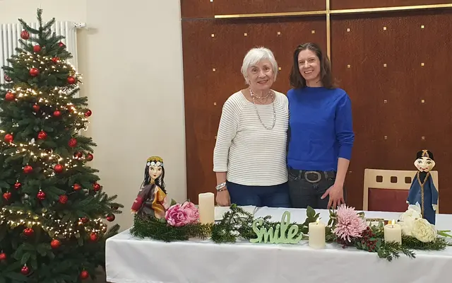 FROHES, BEHÜTETES, FRIEDVOLLES NEUES JAHR FÜR ALLE! wünschen Luisa Beisegel, Leitung Soziale Betreuung (rechts) und Annegret Schildknecht (links) sowie Markus Kalbskopf, Einrichtungsleiter (bei der Verabschiedung verhindert)  | Foto: Mitarbeiterin Soziale Betreuung 