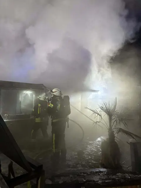 Unter Atemschutz gingen die Rettungskräfte gegen das Feuer vor. | Foto: Feuerwehr Kalchreuth