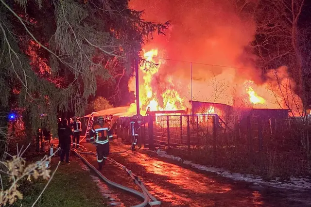 Eine Vielzahl an Einsatzkräfte kämpfte gegen die Flammen am Campingplatz. | Foto: Feuerwehr Brand