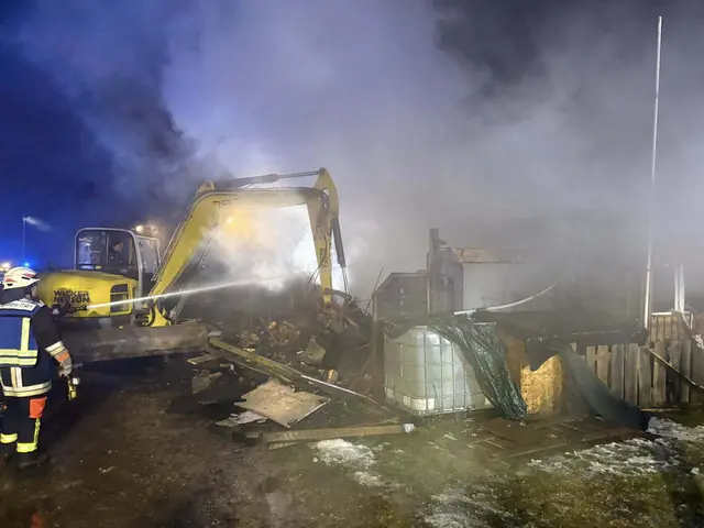 Mit einem Bagger zog der Campingplatz-Besitzer das Brandgut auseinander. | Foto: Feuerwehr Kalchreuth