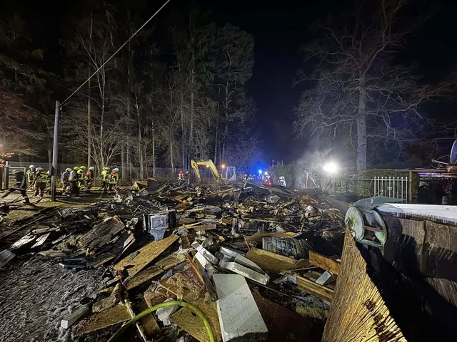 Nach dem Brand war von dem Wohnwagen und den Vorbauten nichts mehr übrig. | Foto: Feuerwehr Kalchreuth