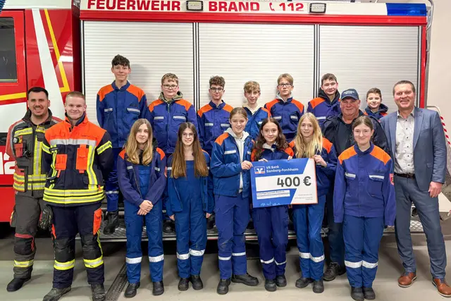 Filialleiter Michael Gebhardt (rechts) zusammen mit dem Jugendwart Joshua Wittmann und dem Vorstand Stefan Prütting bei der Spendenübergabe an die Jugendgruppe. | Foto: Feuerwehr Brand
