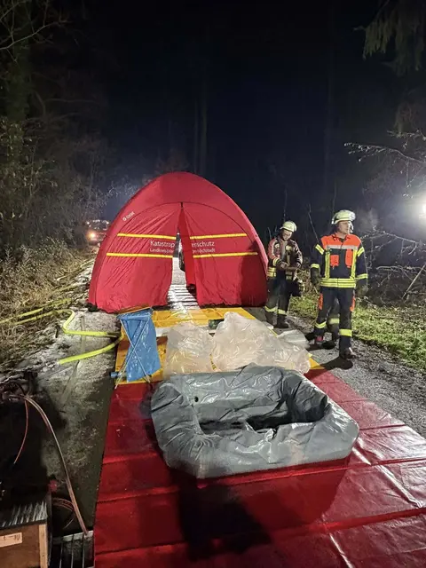 Eine Dekontaminierungs-Strecke wurde aufgebaut. | Foto: Feuerwehr Kalchreuth