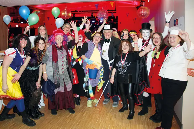 „IgMaHe!“: Trotz der vielen Arbeit um die Festorganisation gönnten sich die Markthexen die Zeit, den „Rentner-Rektor” Erhard Hanauer (Mitte) mit Gattin Renate (4. von links) persönlich zu begrüßen. | Foto: Uwe Rahner