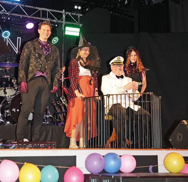 Ein Höhepunkt war der Auftritt des Hexenmeisters Stefan Hager, der sich Bürgermeister Edmund Ulm von zwei Hexen einfangen und auf die Bühne bringen ließ. | Foto: Uwe Rahner