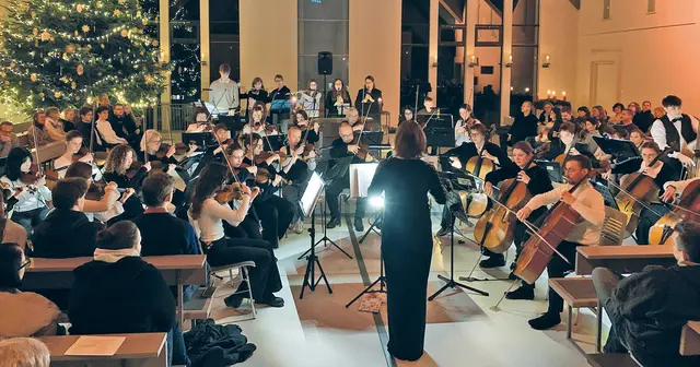 Der stimmungsvolle Rahmen der weihnachtlich geschmückten Kirche St. Margaretha und die gelungene Auswahl von Werken aus dem Barock, aus der Filmmusik und Carols aus dem französisch- und englischsprachigen Raum entführte die Zuhörerschaft in eine eigene Welt. | Foto: Privat
