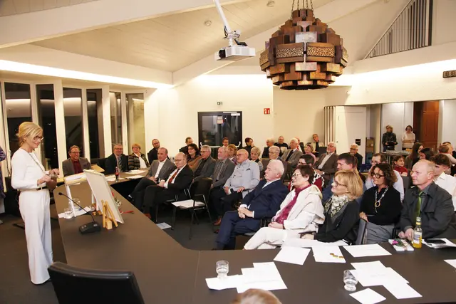 Ilse Dölle mit dem geliehenen Klingelbeutel zum symbolischen Sammeln der Verdienste ums Gemeinwohl (links), vorne Familie Fink. Aus Ansbach war der frühere Eschenauer Pfarrer und heutige Dekan Dr. Matthias Büttner gekommen (3. von links). | Foto: Uwe Rahner