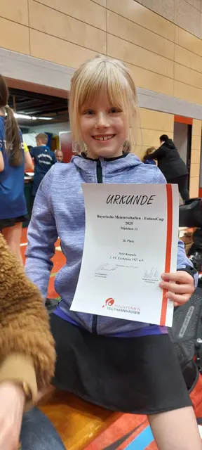 Nele Karpala (8) mit ihrer wohlverdienten Urkunde.