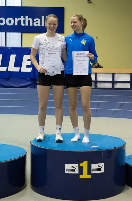 Selina Solf (links) freut sich über den zweiten Platz | Foto: Melanie Heber