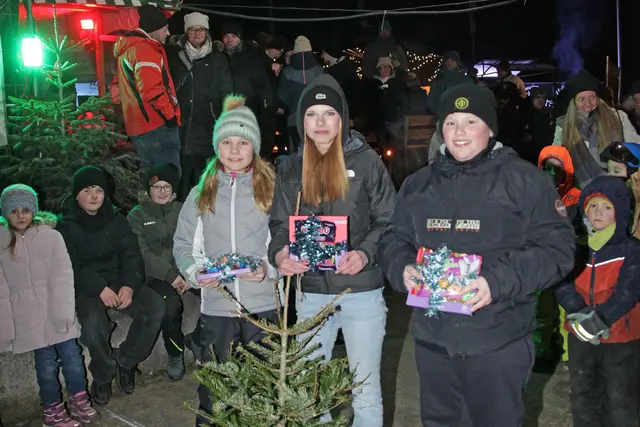 Leon (4,9 Meter), Lisa (4,3 Meter) und Nela (4,8 Meter) gewannen die Kiinderwertung mit kleinerem Christbaum). | Foto: Uwe Rahner