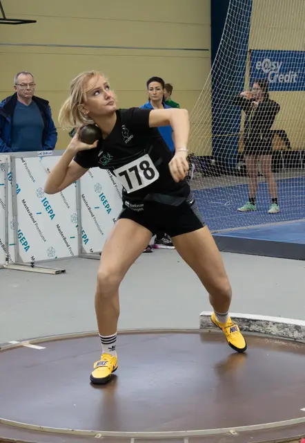 Lily Heber beim Kugelstoßen.  | Foto: Melanie Heber