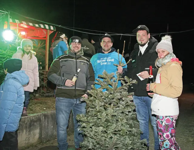 Alexander Fischer (2. von li.) schleuderte das Wurfgerät 7,3 Meter weit, gefolgt von Jochen Weber (2. von rechts, 6,7 Meter) und Julian Engelhard (links, 6,6 Meter), bei den Damen führte Kristina Fink (rechts), gefolgt von Elke Meier.  | Foto: Uwe Rahner